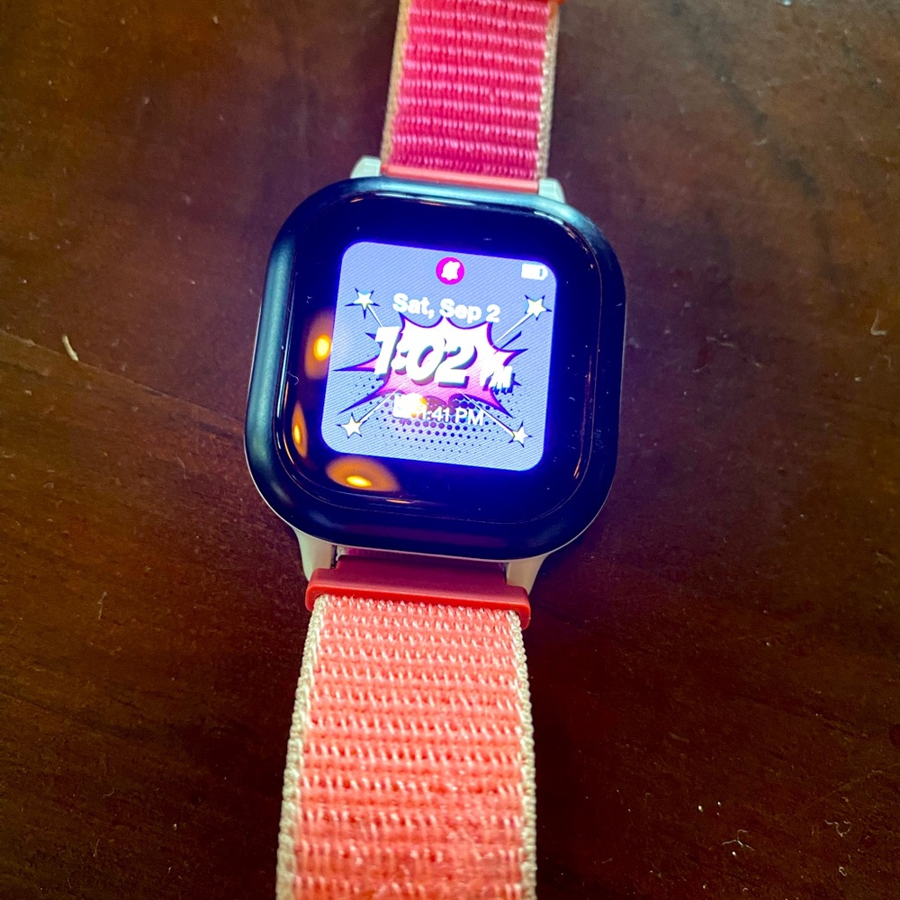 Gizmo smart watch with charger